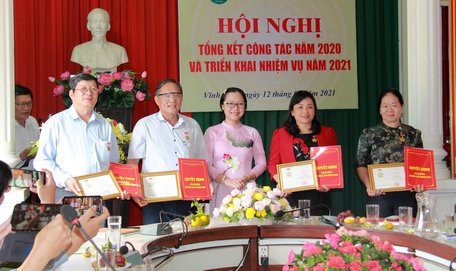 Phó Chủ tịch UBND tỉnh- Nguyễn Thị Quyên Thanh trao kỷ niệm chương “Vì sự nghiệp thông tin và truyền thông” cho các cá nhân.