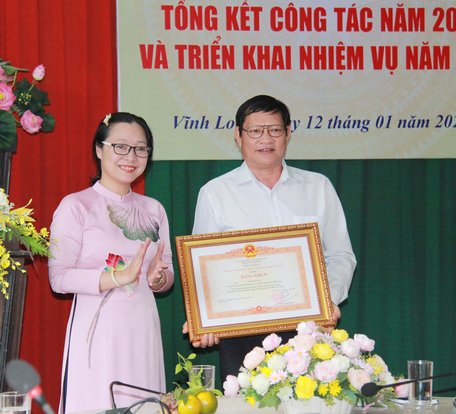 Phó Chủ tịch UBND tỉnh- Nguyễn Thị Quyên Thanh trao Bằng khen của Thủ tướng Chính phủ Thủ tướng cho cá nhân có thành tích trong công tác từ năm 2015- 2019.