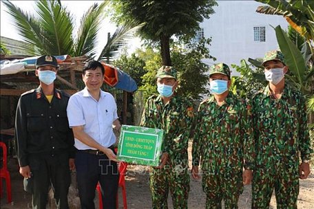 Chủ tịch UBND Đồng Tháp Phạm Thiện Nghĩa thăm, tặng quà bộ đội đang làm nhiệm vụ tuần tra, kiểm soát đường biên, cột mốc ở huyện Tân Hồng, Hồng Ngự và thành phố Hồng Ngự. 
