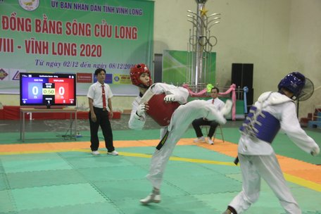 Môn Taekwondo của Vĩnh Long có tín hiệu phát triển tốt. Trong ảnh: VĐV Vĩnh Long (bên trái) thi đấu tại Đại hội Thể thao ĐBSCL năm 2020.