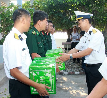 Đại tá Nguyễn Hữu Thoan- Phó Chính ủy Bộ Tư lệnh Vùng 5 Hải quân, Trưởng đoàn công tác tặng quà cho các lực lượng trên đảo Hòn Đốc.