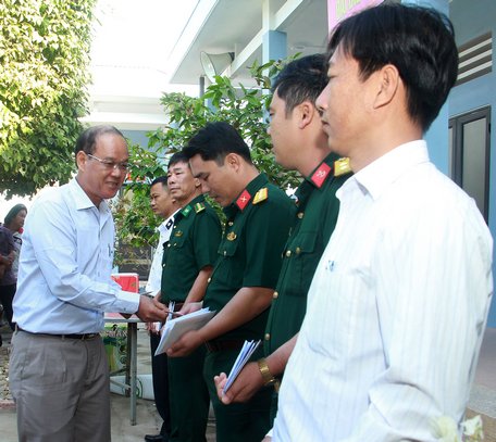 Đại diện đoàn Vĩnh Long, ông Đoàn Thanh Bình- Giám đốc Sở Xây dựng tỉnh tặng quà tết cho các đơn vị trên đảo Hòn Đốc.