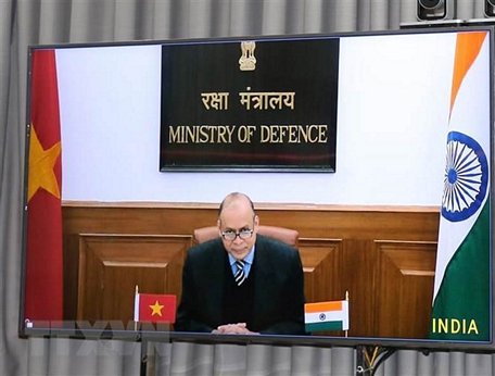  Ngài Ajay Kumar, Thư ký Bộ Quốc phòng Ấn Độ phát biểu tại điểm cầu Ấn Độ. (Ảnh: Hồng Pha/TTXVN phát)