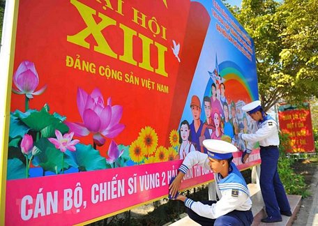 Các chiến sỹ Vùng 2 Hải quân trang trí, tuyên truyền, cổ động bằng panô về Đại hội đại biểu toàn quốc lần thứ XIII của Đảng. (Ảnh: Minh Đức/TTXVN)