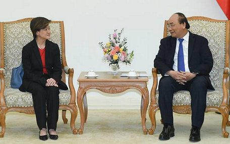 Thủ tướng Nguyễn Xuân Phúc tiếp Đại sứ Singapore, bà Catherine Wong chào từ biệt. Ảnh: VGP/Quang Hiếu