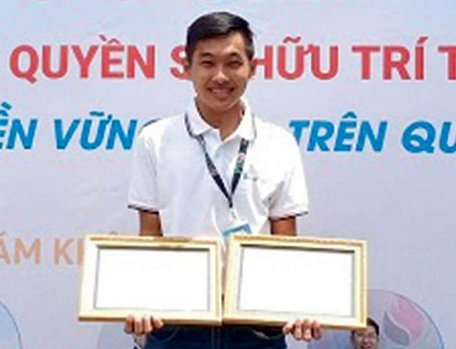  Thuận đạt giải với những sáng tạo của mình trong thực hiện dự án vườn thuốc nam online