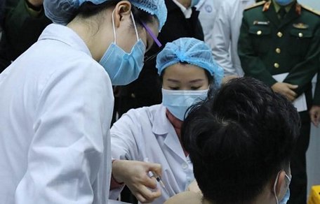 Sáng 17/12/2020, tại Học viện Quân y (Hà Nội), Bộ Y tế phối hợp với Bộ Quốc phòng, Bộ Khoa học và Công nghệ tổ chức tiêm thử nghiệm mũi vắcxin Nanocovax ngừa COVID-19 đầu tiên trên 3 người tình nguyện. (Ảnh: TTXVN)