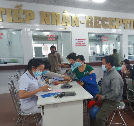 Nhiều bệnh nhân khám chữa bệnh BHYT tại Bệnh viện Đa khoa Triều An- Loan Trâm (TP Vĩnh Long).