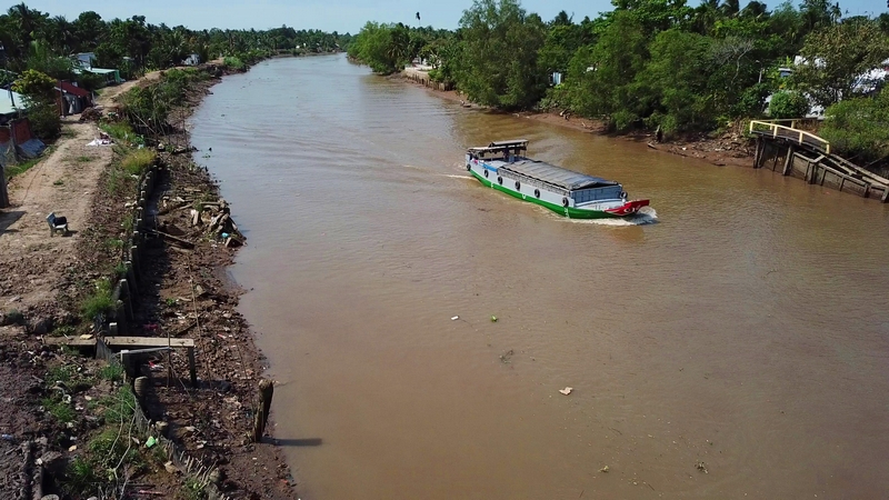 Tuyến đê bao thủy lợi ấp Phú An (xã Phú Đức- Long Hồ) có chiều dài khoảng 3km, sau 1 tháng nghiệm thu, hiện có nhiều đoạn bị sạt lở