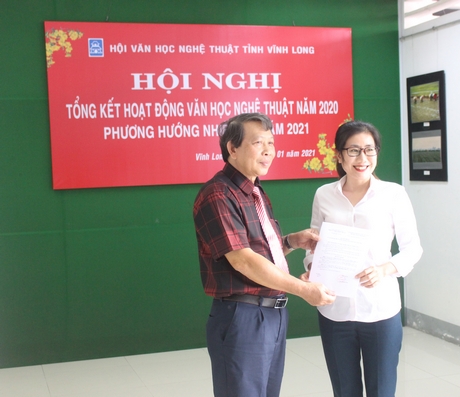 Chủ tịch Hội Văn học Nghệ thuật Trần Thanh Sơn trao quyết định kết nạp hội viên mới.