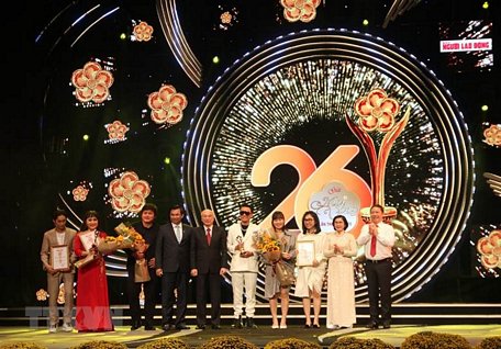 Đại diện Ban tổ chức trao giải thưởng Mai Vàng 2020 ở hạng mục tác phẩm và chương trình truyền hình. (Ảnh: Thu Hương/TTXVN)