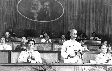 Chủ tịch Hồ Chí Minh đọc diễn văn tại Đại hội Đại biểu toàn quốc lần thứ III của Đảng ở Thủ đô Hà Nội.