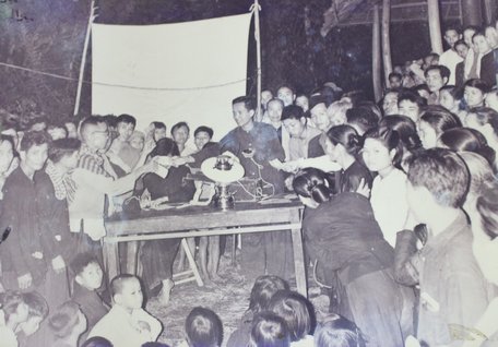 Triển lãm ở vùng giải phóng trong thời kỳ kháng chiến chống Mỹ thu hút hàng ngàn người xem.    Ảnh tư liệu của Trần Lâm