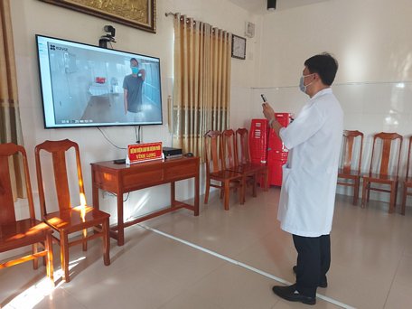 Bác sĩ chuyên khoa 2 Nguyễn Thanh Truyền thăm hỏi sức khỏe, động viên BN 1440 tích cực vận động để tăng sức đề kháng.