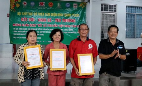Ông Nguyễn Hữu Khánh- Tổng Biên tập Báo Vĩnh Long trao bảng “ Tấm Lòng Vàng” cho các nhà hảo tâm.
