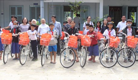 Các em học sinh xã Tân Hạnh được hỗ trợ xe đạp và tập sách.