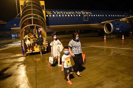  Các hãng bay cho biết sẽ bay xuyên đêm từ 1h - 5h sáng, để đáp ứng nhu cầu đi lại của hành khách. Trong ảnh: một chuyến bay đêm của Vietnam Airlines - Ảnh: QUANG ĐỊNH