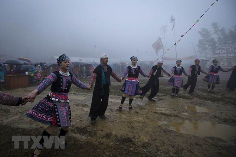  Sau khi thầy cúng thực hiện xong các nghi lễ, các chàng trai, cô gái Mông cùng du khách nắm tay nhau nhảy múa theo tiếng khèn xung quanh cây nêu. (Ảnh: Trọng Đạt/TTXVN)