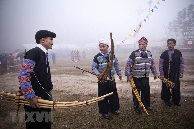  Những nhạc công người Mông thổi khèn trong lễ hội Gầu Thào. (Ảnh: Trọng Đạt/TTXVN)