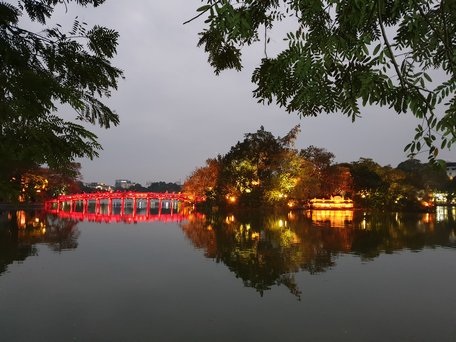 Hồ Gươm- Hà Nội về đêm lung linh thu hút du khách.