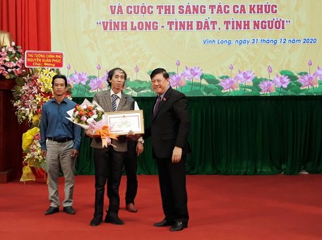 Ông Trần Văn Rón, Bí thư Tỉnh ủy Vĩnh Long trao giải nhất cho tác giả Nguyễn Hữu Liệu.