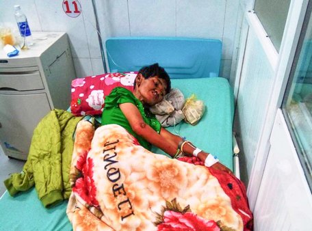  Chị Liên đang nằm điều trị tại Trung tâm Y tế TX Bình Minh, sau khi được người thân phát hiện ngất xỉu bên vệ đường cách nhà gần 60km.Ảnh: TRUNG TÍNH