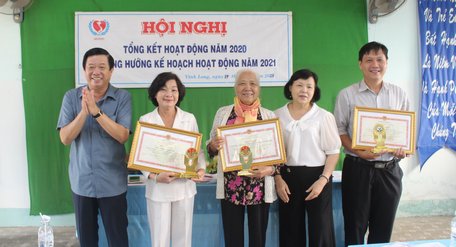 Các tập thể, cá nhân nhận bằng khen và kỷ niệm chương của Hội Bảo trợ Người khuyết tật và Trẻ mồ côi Việt Nam.