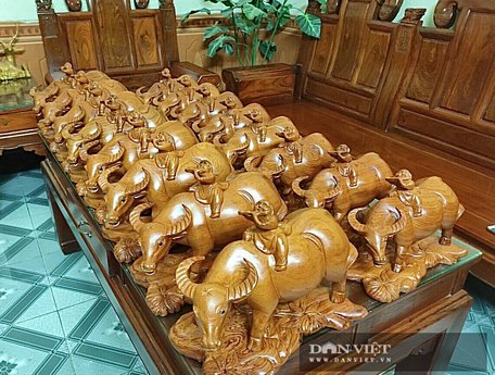  Đàn trâu gỗ của ông Phạm Văn Dũng chuẩn bị xuất bán cho khách ở TP. Hồ Chí Minh với số lượng 70 con.