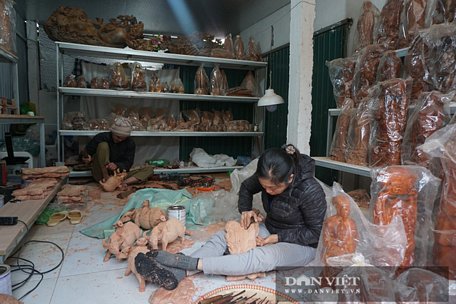  Thời điểm cận Tết Nguyên đán Tân Sửu 2021, nhiều hộ gia đình ở thôn Thượng Cung, xã Tiền Phong, huyện Thường Tín, thủ đô Hà Nội đang hối hả hoàn thành những công đoạn cuối cùng sản phẩm trâu gỗ trước khi giao đến tận tay khách hàng.