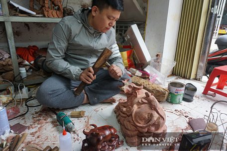  Anh Nguyễn Văn Tuân thôn Thượng Cung, xã Tiền Phong cũng đang rất hối hả cho ra thành phẩm trâu gỗ trước khi giao cho khách hàng.