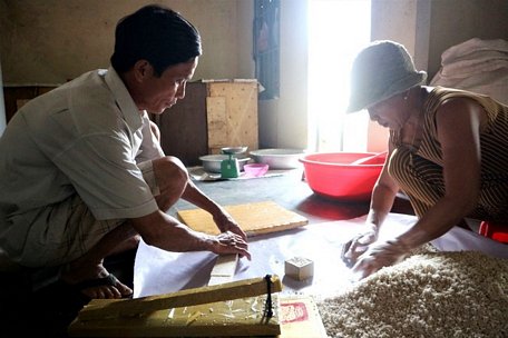  Đến cận Tết Nguyên đán, làng Tân Phong tại tất bật nổ nếp làm bánh để cung ứng thị trường