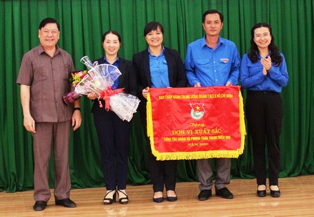 Trao cờ thi đua Trung ương Đoàn cho Tỉnh Đoàn Vĩnh Long- đơn vị xuất sắc công tác Đoàn và phong trào thanh thiếu nhi năm 2020