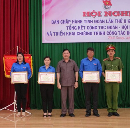 Đồng chí Trần Văn Rón trao bằng khen UBND tỉnh cho các tập thể có thành tích tiêu biểu trong phong trào thi đua “Tuổi trẻ Vĩnh Long tự hào tiến bước dưới cờ Đảng”