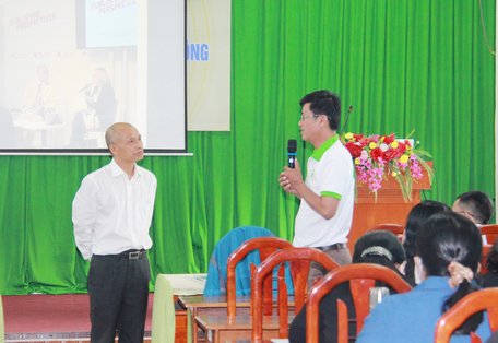 Ông Nguyễn Mạnh Hùng chia sẻ kinh nghiệm trong buổi giao lưu.