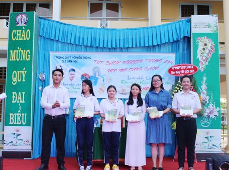 Tết sách của học sinh Trường THPT Nguyễn Thông.