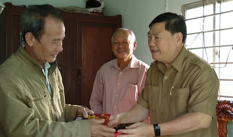  Bí thư Tỉnh ủy Vĩnh Long Trần Văn Rón tặng quà tri ân các gia đình có công.