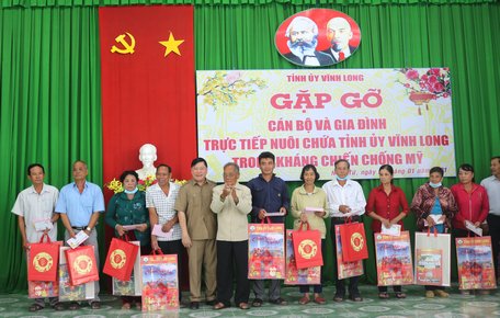 Bí thư Tỉnh ủy- Trần Văn Rón đã đến thăm, tặng quà cho 5 gia đình chính sách trên địa bàn xã Ngãi Tứ (Tam Bình).