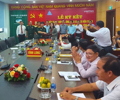 Tỉnh uỷ viên, Giám đốc Sở GD- ĐT và Thiếu tá Phạm Hải Dương- Giám đốc Viettel Vĩnh Long ký kết thoả thuận hợp tác.