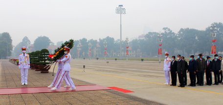Đoàn dâng hoa và vào viếng Chủ tịch Hồ Chí Minh.