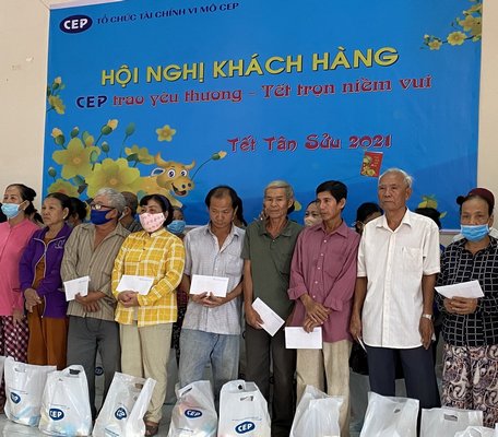 Người dân ở huyện Long Hồ nhận quà tết từ Tổ chức CEP chi nhánh tỉnh Vĩnh Long tặng.