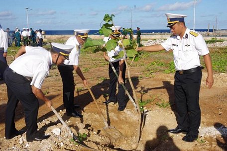  Cán bộ chiến sĩ quần đảo Trường Sa trong ngày phát động trồng cây xanh dâng Đảng.