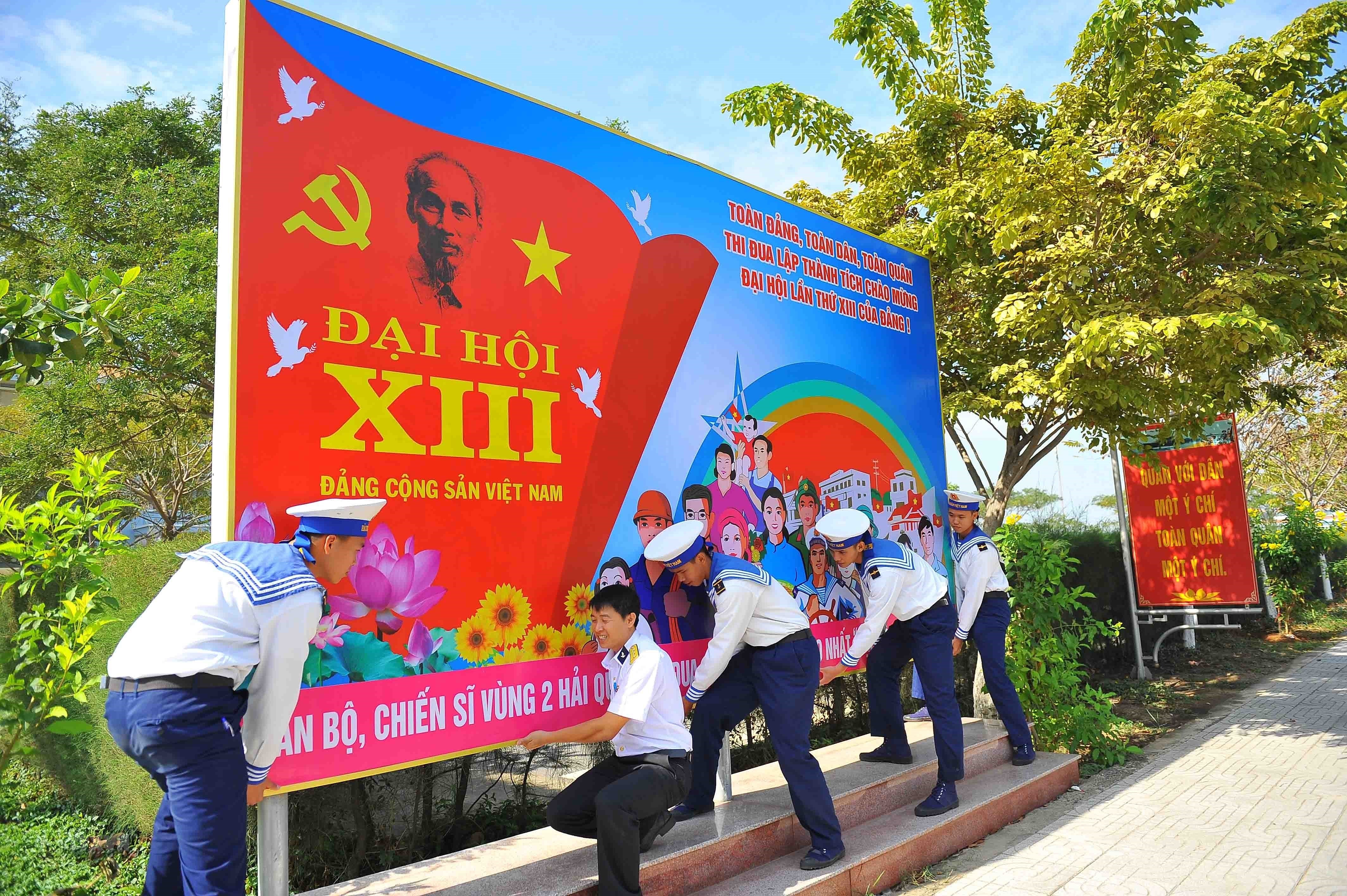 Các chiến sỹ Vùng 2 Hải quân với công tác trang trí, tuyên truyền, cổ động Đại hội XIII bằng panô, khẩu hiệu, bảng ảnh trong đơn vị