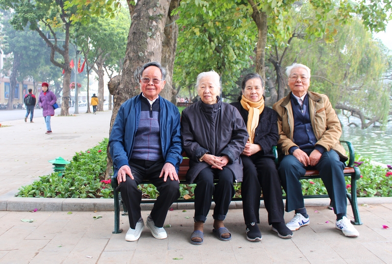 Hàng ngày, gia đình ông Nguyễn Tuấn Hồng (trái) và gia đình ông Lê Trọng Huy (phải) theo dõi, cập nhật tin tức về Đại hội.