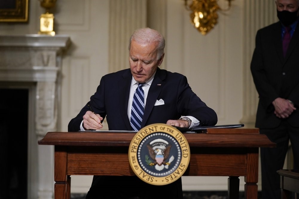 Tổng thống Joe Biden ký sắc lệnh hành pháp về biến đổi khí hậu, tại Nhà trắng ngày 27/1. Ảnh AP.