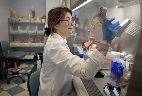 Chuyên viên của Regeneron đang nghiên cứu kháng thể tại phòng thí nghiệm ở Tarrytown (New York).