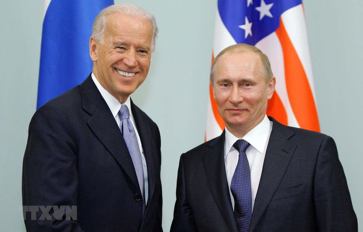 Tổng thống Nga Vladimir Putin (phải) và ông Joe Biden trong cuộc gặp tại Moskva, Nga, ngày 10/3/2011. (Ảnh: AFP/ TTXVN)