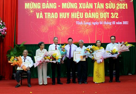 Đồng chí Trần Văn Rón- Ủy viên BCH Trung ương Đảng, Bí thư Tỉnh ủy trao huy hiệu 55 năm tuổi Đảng cho các cụ cao niên tuổi Đảng.
