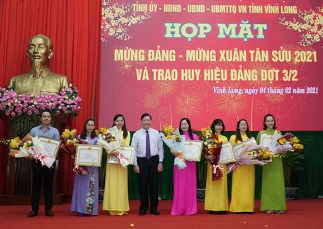 Đồng chí Trần Văn Rón- Ủy viên BCH Trung ương Đảng, Bí thư Tỉnh ủy trao Giải “Búa Liềm vàng” tỉnh Vĩnh Long năm 2020 cho đại diện các tác giả.