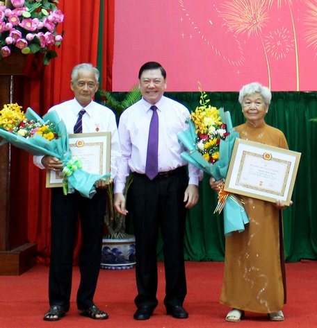 Đồng chí Trần Văn Rón- Ủy viên BCH Trung ương Đảng, Bí thư Tỉnh ủy trao Huy hiệu 60 năm tuổi Đảng cho các đồng chí cao niên tuổi Đảng.