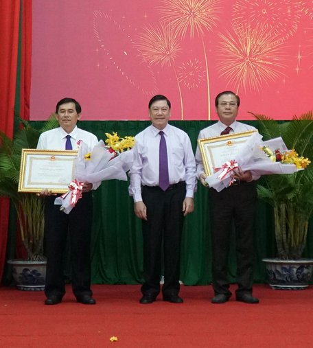 Đồng chí Trần Văn Rón- Ủy viên BCH Trung ương Đảng, Bí thư Tỉnh ủy trao Huân chương Lao động hạng Nhì cho 2 cá nhân.